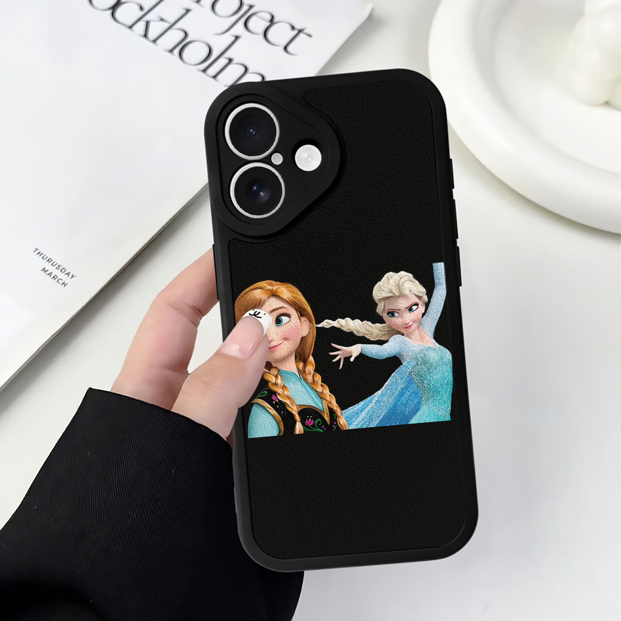 （画像用） アナと雪の女王 アンナ エルサ Frozen Anna Elsa 【iPhone 16シリーズ対応】シリコンスマホケース（レザー調） 材質：シリコン